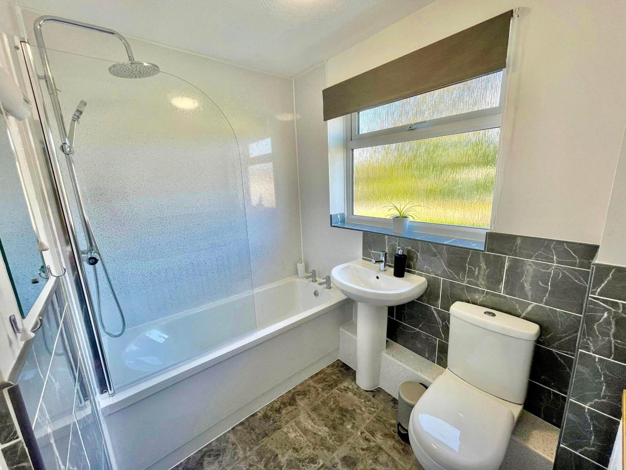Spacious 3 Bed House, Sleeps 6, Free Parking - 14 Millers Close Leominster Extérieur photo